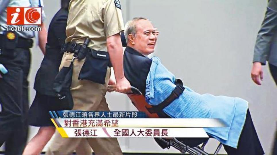 2016年張德江於政總發言時，劉迺強身體不適要由救護員送離現場。