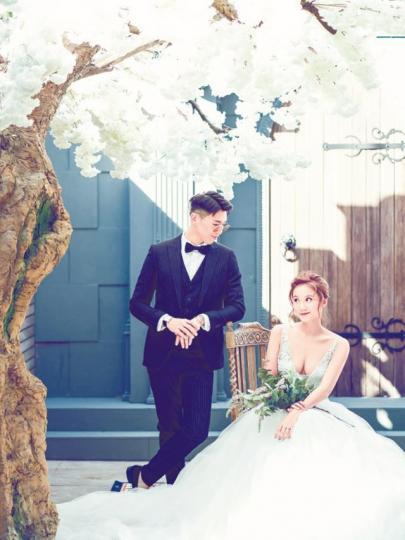 林師傑同歐陽巧瑩今日舉行婚禮,歐陽巧瑩出名身材好,婚紗相當然盡顯佢美好身段。 林師傑同歐陽巧瑩今日舉行婚禮,歐陽巧瑩出名身材好,婚紗相當然盡顯佢美好身段。