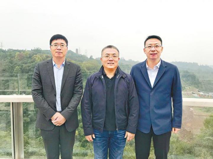 龍湖首席執行官邵明曉（中）。