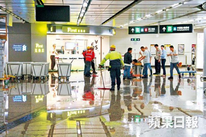高鐵西九龍站B2抵港大堂，昨午上演「水舞間」。