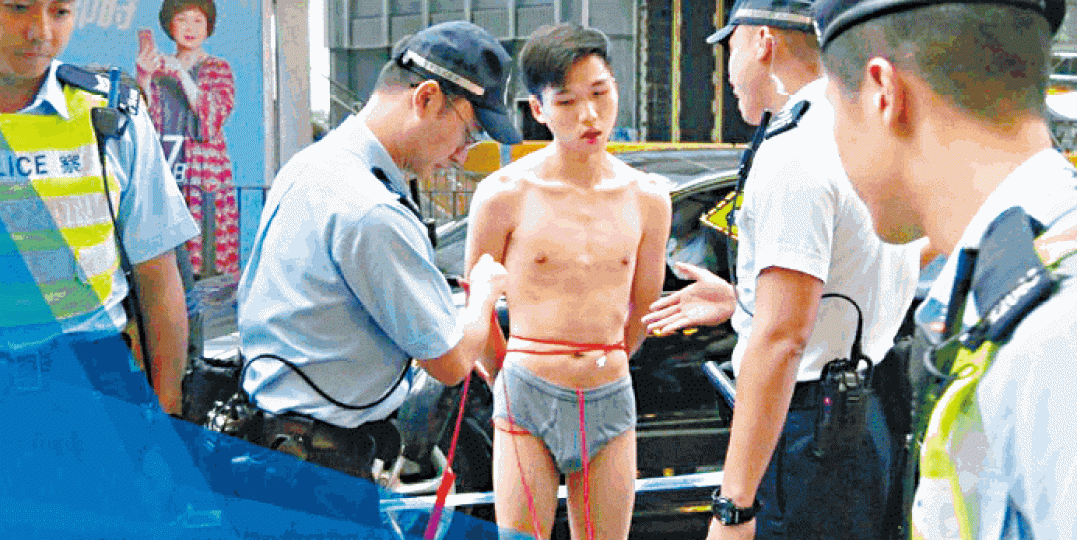韓國男子僅穿內褲，並以紅繩綁身遊行，最後被警方拘捕。Hong Kong Free Press圖片