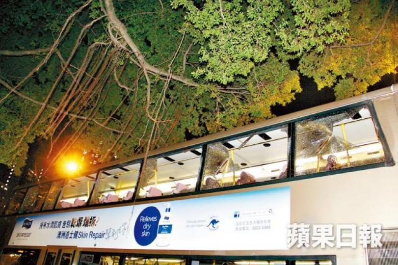 巴士上層左邊多幅玻璃窗爆裂。黎家駒攝