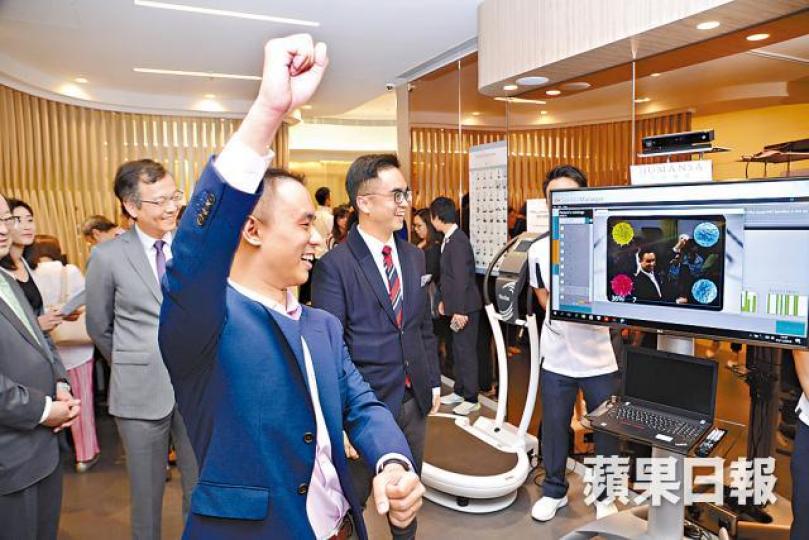 Kenneth試玩VR復康系統，老闆Adrian都睇到笑騎騎。何耀勤攝