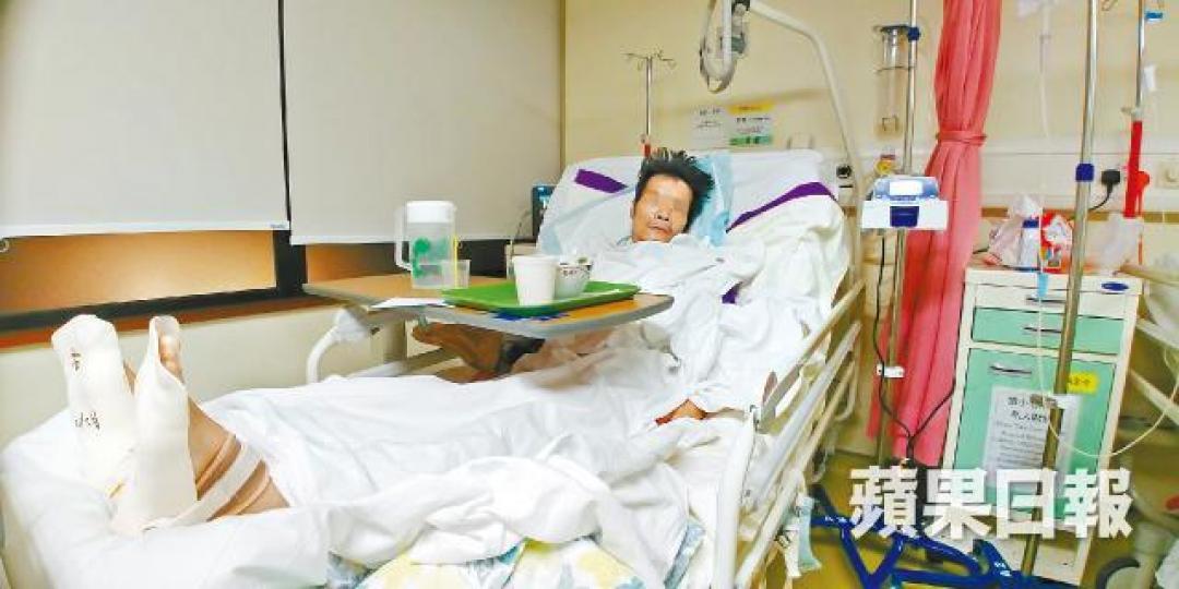 月初遭女警槍擊受傷的姓周男子仍然留醫。傷者妻兒（右一、二）及老闆（左一）昨在涂謹申陪同下召開記者會。何穎賢攝周當日中槍後倒地，被警員制服。