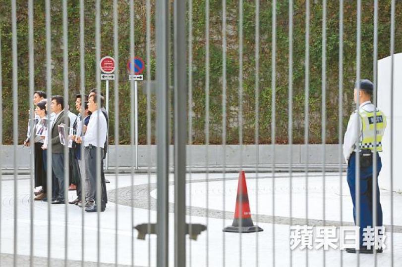 十多名民主派議員到公民廣場抗議，保安並沒有上前驅趕。何穎賢攝