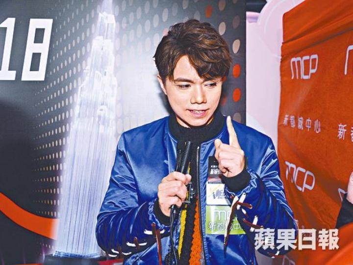張敬軒話騙徒已伸延去教會,好彩暫時未有教友受騙。噚日奪得「勁爆國語力歌手」嘅G.E.M.自爆俾男友Mark Ngai話揀禮物品味差勁。一眾歌手噚日出席「新城勁爆頒獎禮」記者會。 張敬軒話騙徒已伸延去教會,好彩暫時未有教友受騙。噚日奪得「勁爆國語力歌手」嘅G.E.M.自爆俾男友Mark Ngai話揀禮物品味差勁。一眾歌手噚日出席「新城勁爆頒獎禮」記者會。