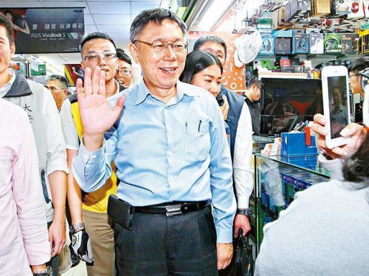 標榜超越藍綠「白色力量」的柯文哲,拜會商戶拉票。 台灣《蘋果日報》民進黨台北巿長候選人姚文智(前左)在行政院前院長謝長廷陪同下拉票。國民黨候選人丁守中,民調暫落後於柯文哲。 標榜超越藍綠「白色力量」的柯文哲,拜會商戶拉票。 台灣《蘋果日報》民進黨台北巿長候選人姚文智(前左)在行政院前院長謝長廷陪同下拉票。國民黨候選人丁守中,民調暫落後於柯文哲。