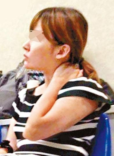 網上昨流傳混入李卓人助選義工團的《大公報》女記者照片。互聯網劉小麗指《大公報》近期刊登多篇失實文章,內容主要是挑撥小麗民主教室和工黨。劉小麗曾勸涉事女記者勿出賣香港;李卓人則指明白前線記者有壓力。資料圖片 網上昨流傳混入李卓人助選義工團的《大公報》女記者照片。互聯網劉小麗指《大公報》近期刊登多篇失實文章,內容主要是挑撥小麗民主教室和工黨。劉小麗曾勸涉事女記者勿出賣香港;李卓人則指明白前線記者有壓力。資料圖片
