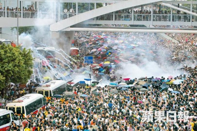 2014年9月28日,警方向市民施放催淚彈,拉開佔領運動序幕。 2014年9月28日,警方向市民施放催淚彈,拉開佔領運動序幕。