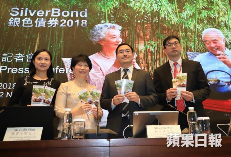 金管局昨在記者會公佈第三批銀債認購詳情。 金管局昨在記者會公佈第三批銀債認購詳情。