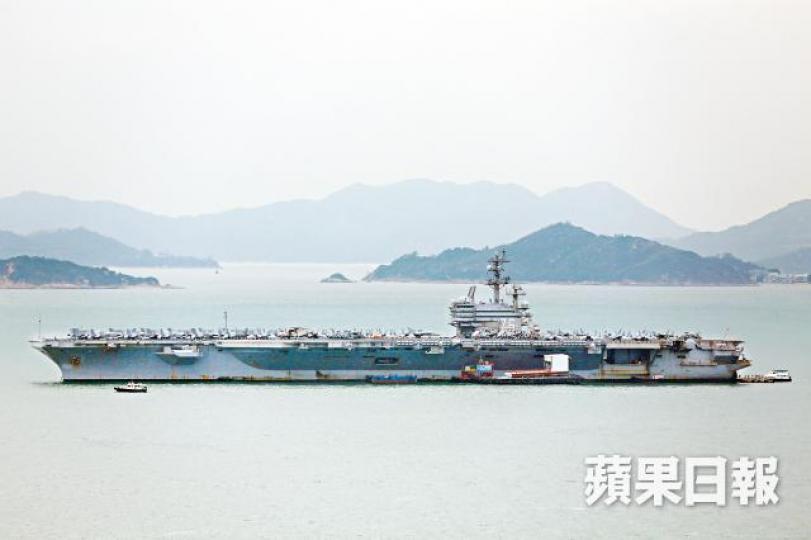 列根號停泊在青衣近海,疑干擾沿岸私家車致防盜鎖失靈。周智堅攝本報記者在青衣西南面的青衣路嘗試用遙控器開車鎖,須多次才能成功。 列根號停泊在青衣近海,疑干擾沿岸私家車致防盜鎖失靈。周智堅攝本報記者在青衣西南面的青衣路嘗試用遙控器開車鎖,須多次才能成功。