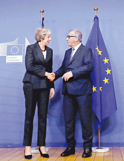 英國首相文翠珊(左)與歐盟委員會主席容克前日在布魯塞爾開會,就英國脫歐後雙方政治關係達成協議。路透社 英國首相文翠珊(左)與歐盟委員會主席容克前日在布魯塞爾開會,就英國脫歐後雙方政治關係達成協議。路透社