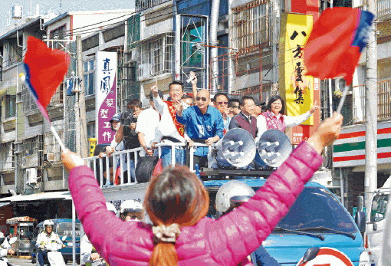 韓國瑜昨在高雄於車上拉票,有民眾舉旗助興。 韓國瑜昨在高雄於車上拉票,有民眾舉旗助興。