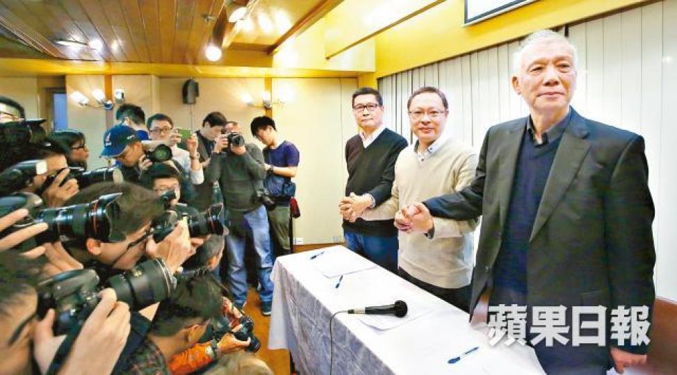被告陳健民、戴耀廷及朱耀明當日在記者會上宣佈自首。資料圖片被告黃浩銘昨在律師何俊仁陪同下離開法庭。 被告陳健民、戴耀廷及朱耀明當日在記者會上宣佈自首。資料圖片被告黃浩銘昨在律師何俊仁陪同下離開法庭。