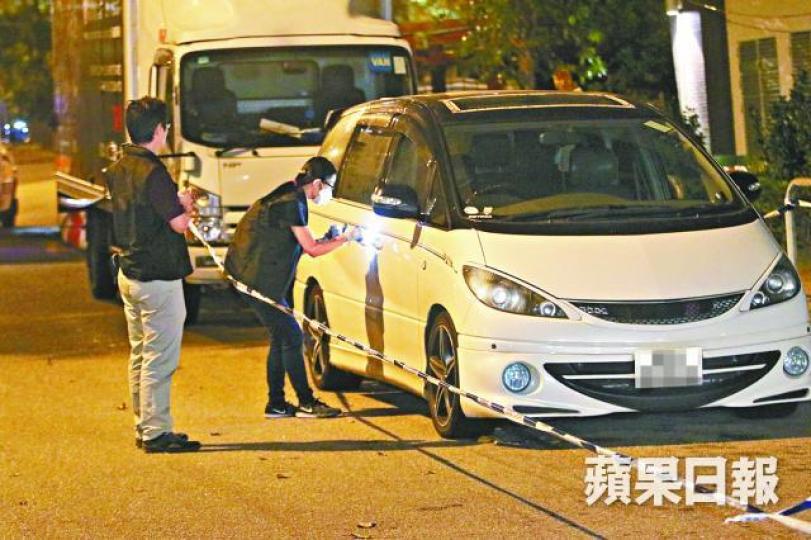 涉案七人車被棄置在大角嘴,警員到場調查。 涉案七人車被棄置在大角嘴,警員到場調查。