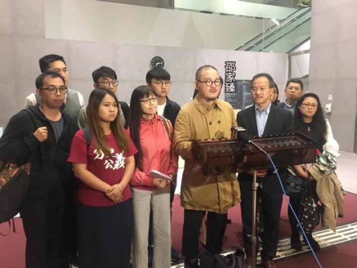 邵家臻直斥政府對學童自殺問題「高高舉起，輕輕放下」。