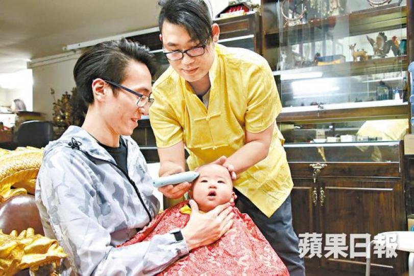 張振宇替嬰兒剪髮有既定程序，剃下毛髮按位置分開，不容搞亂。張虹霓與張振宇父子的家族由清朝道光年間開始製造胎毛筆，家族曾是皇家御用製筆師。刻有滿文「龍馬精神」的銅製毛筆，有百多年歷史。清朝道光年間製作的毛筆，筆桿以銅打造。剃下的毛髮分為四份，以製作筆頭不同部份。張虹霓為兒子製作的臍帶印章。