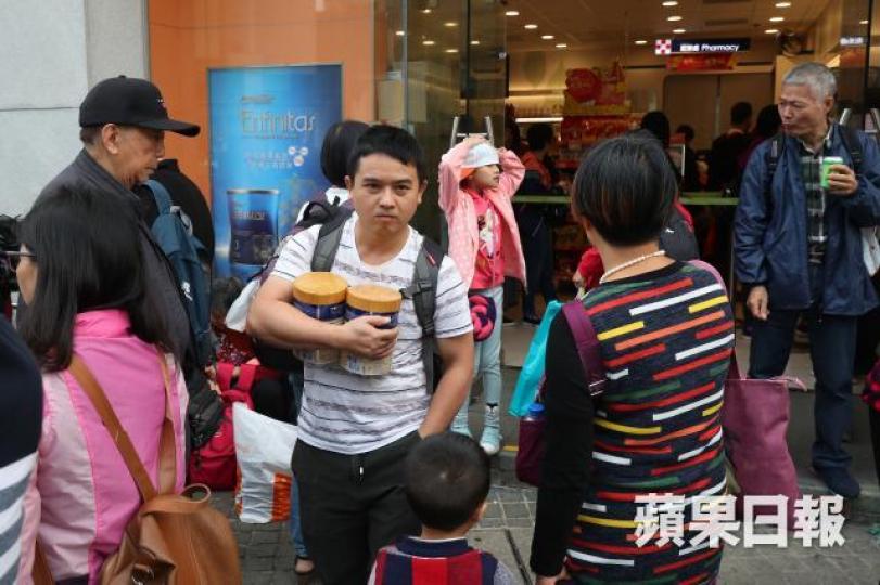 東涌萬寧店內人頭湧湧，其中奶粉、藥油和洗頭水成為重點搶購目標。何家達攝