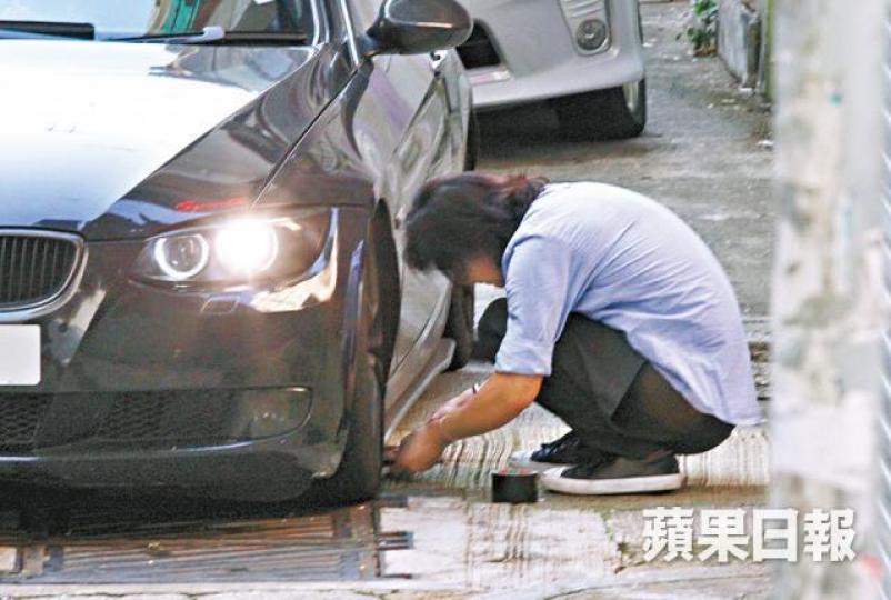 【熟手技工】又南泊好座駕後,立即駕輕就熟取出牛皮膠紙,比劃一番後貼在車底。【親力親為】又南早年因為替父還債,令他養成知慳識儉的習慣,所以連整車都親力親為。【等到無聊】又南女友曾探頭出車窗外觀看,但看了兩眼便放棄。 【熟手技工】又南泊好座駕後,立即駕輕就熟取出牛皮膠紙,比劃一番後貼在車底。【親力親為】又南早年因為替父還債,令他養成知慳識儉的習慣,所以連整車都親力親為。【等到無聊】又南女友曾探頭出車窗外觀看,但看了兩眼便放棄。