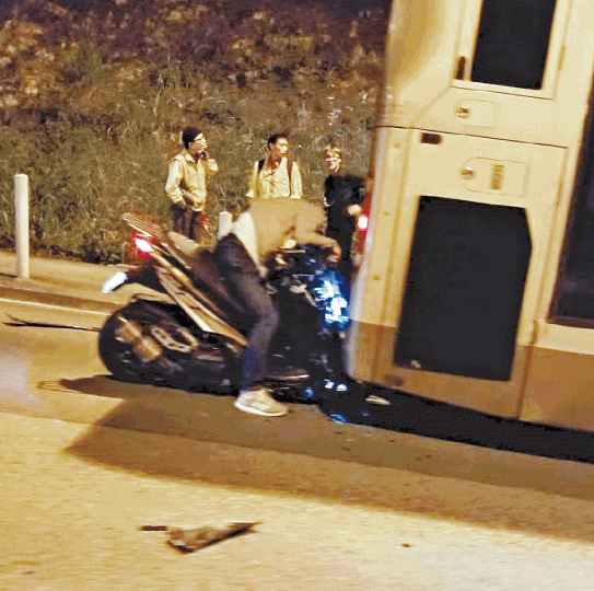 電單車直撞巴士尾，鐵騎士昏迷伏坐車上。互聯網事主送院搶救不治，屍體移送殮房。黃江奇攝