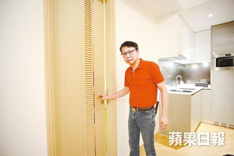 詹Sir出盡力仍閂不到門，並指出「一屋四門，一個鎖鬆，兩個鎖壞」。何耀勤攝鋅盆及廁所架等處均見銹迹，用料質素可見幾差。淋浴間去水位竟然被水泥近乎封死。