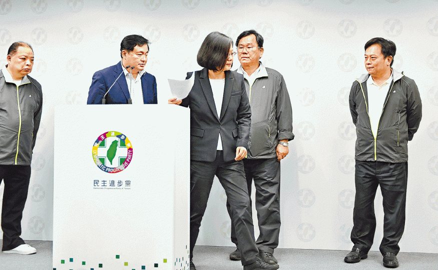 蔡英文宣佈辭任黨主席後匆匆離去。 路透社 蔡英文宣佈辭任黨主席後匆匆離去。 路透社