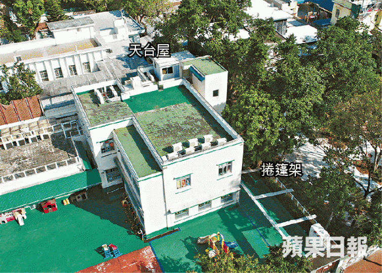朗思國際幼稚園校舍疑僭建天台屋及捲篷架。陳海威攝