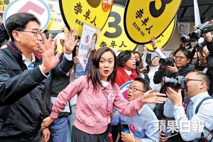陳凱欣昨到黃埔拉票時與李卓人團隊狹路相逢,雙方一度發生碰撞。馬泉崇攝 陳凱欣昨到黃埔拉票時與李卓人團隊狹路相逢,雙方一度發生碰撞。馬泉崇攝