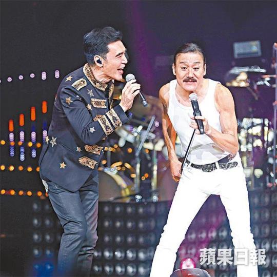 阿B(左)前晚開騷,好友梁家輝黐上假鬚,扮成Queen主唱Freddie Mercury做嘉賓。Freddie於85年在Live Aid演唱會上的經典造型,成為梁家輝的copy對象。阿B唱到興起,走到台下與觀眾握手。Sammi與阿B剛在電影演父女,她笑說對方似男友多過爸爸。關之琳(右)與好友金燕玲一同睇騷。邱淑貞孖老公沈嘉偉支持好友阿B開演唱會。溫拿兄弟(左二起)彭健新、葉智強、陳友與阿倫一齊現身撐阿B。 阿B(左)前晚開騷,好友梁家輝黐上假鬚,扮成Queen主唱Freddie Mercury做嘉賓。Freddie於85年在Live Aid演唱會上的經典造型,成為梁家輝的copy對象。阿B唱到興起,走到台下與觀眾握手。Sammi與阿B剛在電影演父女,她笑說對方似男友多過爸爸。關之琳(右)與好友金燕玲一同睇騷。邱淑貞孖老公沈嘉偉支持好友阿B開演唱會。溫拿兄弟(左二起)彭健新、葉智強、陳友與阿倫一齊現身撐阿B。