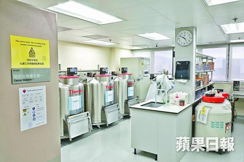 癌症研究實驗室翻新後添置不少新器材,包括生物樣本庫的四台大型液氮儲罐。曹志成(左)及黃錦洪(右)指新添置的儲罐,可存放逾萬個樣本作研究。許頌明攝 癌症研究實驗室翻新後添置不少新器材,包括生物樣本庫的四台大型液氮儲罐。曹志成(左)及黃錦洪(右)指新添置的儲罐,可存放逾萬個樣本作研究。許頌明攝
