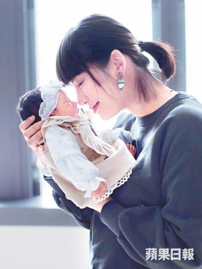 吳日言昨日趁生日宣佈囡囡Bea已經出世。吳日言陣痛12小時為老公誕女,一家三口幸福滿瀉。 吳日言昨日趁生日宣佈囡囡Bea已經出世。吳日言陣痛12小時為老公誕女,一家三口幸福滿瀉。