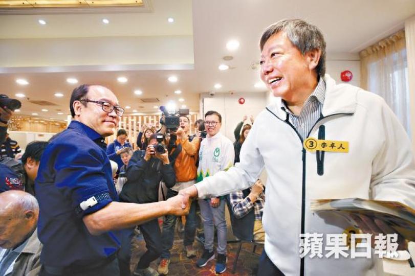 馮檢基與李卓人昨早在酒樓拉票時相遇,二人握手打招呼。張志華攝馮檢基昨乘宣傳車穿梭九西各處嗌咪。立法會補選票站昨未見有選民大排長龍投票。 馮檢基與李卓人昨早在酒樓拉票時相遇,二人握手打招呼。張志華攝馮檢基昨乘宣傳車穿梭九西各處嗌咪。立法會補選票站昨未見有選民大排長龍投票。