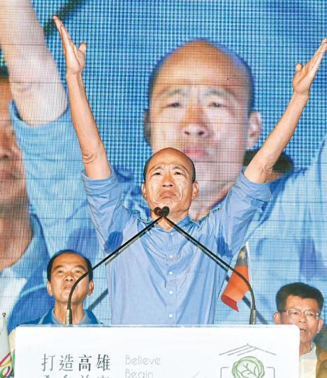在國民黨中寂寂無聞的韓國瑜空降高雄,不僅掀起「韓風」,還高票當選;他前晚發表勝選宣言時形容這是「最神奇的一幕」。陳水扁曾遭韓國瑜打了一拳而入院。軍校時期的韓頭髮濃密。韓國瑜夫婦和馬英九合影。韓冰為父親助選。 在國民黨中寂寂無聞的韓國瑜空降高雄,不僅掀起「韓風」,還高票當選;他前晚發表勝選宣言時形容這是「最神奇的一幕」。陳水扁曾遭韓國瑜打了一拳而入院。軍校時期的韓頭髮濃密。韓國瑜夫婦和馬英九合影。韓冰為父親助選。