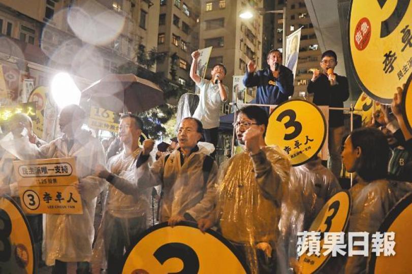 李卓人昨晚與民主派人士冒雨到美孚盡最後努力拉票。許頌明攝聶德權及馮驊到九龍塘賽馬會官立中學視察點票工作,並從票箱倒出選票。陳善南攝建制派陳凱欣在投票結束後由民建聯主席李慧琼陪同見傳媒。馮檢基全日大部份時間只求箍緊自己票倉深水埗,晚上返回麗閣邨爭取街坊支持。 李卓人昨晚與民主派人士冒雨到美孚盡最後努力拉票。許頌明攝聶德權及馮驊到九龍塘賽馬會官立中學視察點票工作,並從票箱倒出選票。陳善南攝建制派陳凱欣在投票結束後由民建聯主席李慧琼陪同見傳媒。馮檢基全日大部份時間只求箍緊自己票倉深水埗,晚上返回麗閣邨爭取街坊支持。