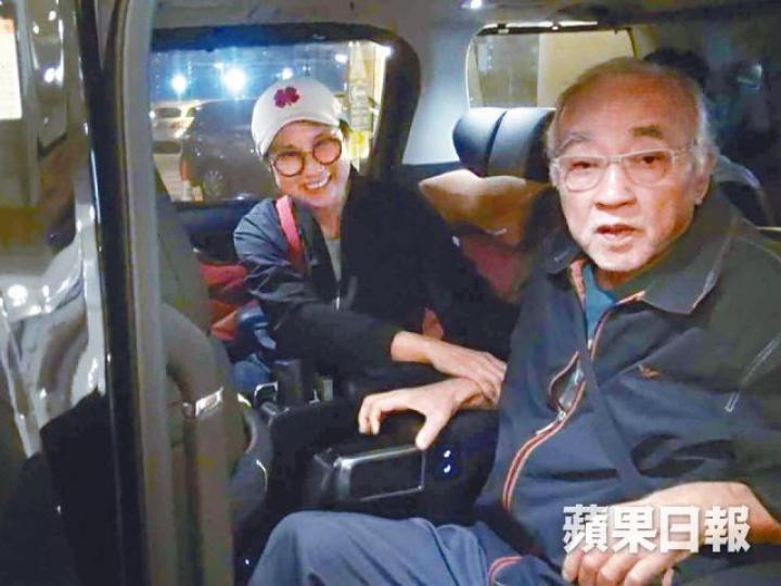 【精神唔錯】盧海鵬做完通波仔手術精神不俗,還與記者講笑。【細心照顧】戚美珍(右一)與鵬哥女兒(右二)齊齊接鵬哥出院。盧海鵬本月中入院做手術前,曾現身撐鄧英敏(左)的網台節目。資料圖片盧海鵬最近參演的電影有賀歲片《玩轉全家福》。 【精神唔錯】盧海鵬做完通波仔手術精神不俗,還與記者講笑。【細心照顧】戚美珍(右一)與鵬哥女兒(右二)齊齊接鵬哥出院。盧海鵬本月中入院做手術前,曾現身撐鄧英敏(左)的網台節目。資料圖片盧海鵬最近參演的電影有賀歲片《玩轉全家福》。