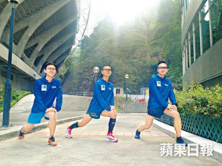許耀斌、陳國明及夏威(左至右)將參與明年的渣打馬拉松賽事。李雨夢攝 許耀斌、陳國明及夏威(左至右)將參與明年的渣打馬拉松賽事。李雨夢攝