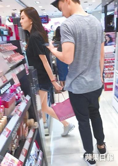余思霆行化妝品店時,朱敏瀚一直陪伴在側。讀者提供圖片 余思霆行化妝品店時,朱敏瀚一直陪伴在側。讀者提供圖片