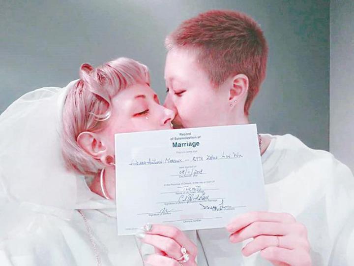 卓林昨日在社交網公開婚書,與Andi在11月8日於加國結婚,更留言稱:「愛會贏」。互聯網圖片卓林上載二人合照,有感而發地留言,希望大家感受一下他們分享的愛。互聯網圖片卓林與Andi上周六現身銅鑼灣拍拖。資料圖片吳綺莉昨午受訪時,多次表示拒談卓林的婚訊。卓林昨日上載婚禮片段,在證婚人見證下說出結婚誓詞,Andi更感動落淚。互聯網圖片吳綺莉(左)自卓林出走加國後寄情工作,日前更參演ViuTV新劇《理想國》。微博圖片 卓林昨日在社交網公開婚書,與Andi在11月8日於加國結婚,更留言稱:「愛會贏」。互聯網圖片卓林上載二人合照,有感而發地留言,希望大家感受一下他們分享的愛。互聯網圖片卓林與Andi上周六現身銅鑼灣拍拖。資料圖片吳綺莉昨午受訪時,多次表示拒談卓林的婚訊。卓林昨日上載婚禮片段,在證婚人見證下說出結婚誓詞,Andi更感動落淚。互聯網圖片吳綺莉(左)自卓林出走加國後寄情工作,日前更參演ViuTV新劇《理想國》。微博圖片