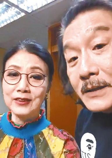 阿姐挑戰開直播,笑稱是梁家輝叫她開。互聯網圖片梁朝偉(右)前晚和彭健新被阿姐捉入鏡,尷尬笑着對鏡頭揮手。互聯網圖片 阿姐挑戰開直播,笑稱是梁家輝叫她開。互聯網圖片梁朝偉(右)前晚和彭健新被阿姐捉入鏡,尷尬笑着對鏡頭揮手。互聯網圖片