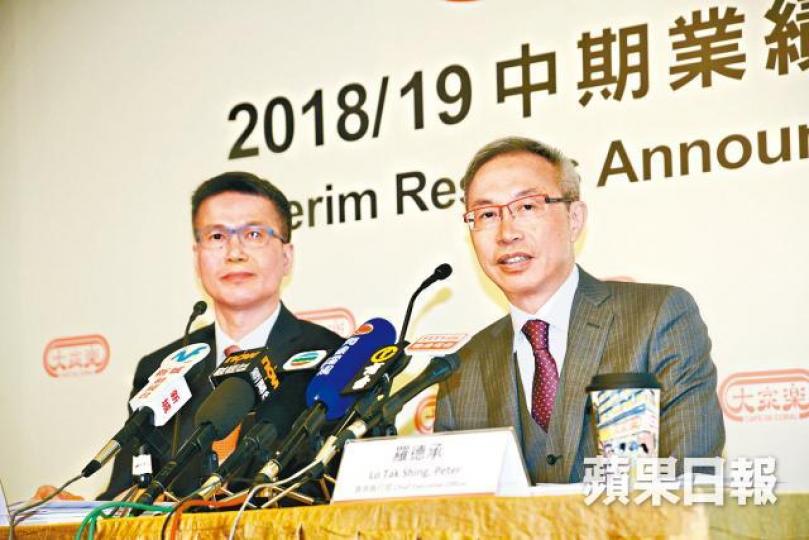 大家樂首席執行官羅德承(右)相信明年市場會有更多較好舖位推出,屆時會積極租舖。何耀勤攝 大家樂首席執行官羅德承(右)相信明年市場會有更多較好舖位推出,屆時會積極租舖。何耀勤攝