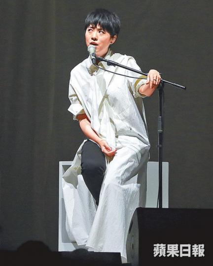 岑寧兒(圖)開騷選唱盧凱彤生前以結他伴奏的《空隙》。盧凱彤岑寧兒自言見到林二汶(左)在場感到安心。岑建勳(箭嘴示)見到現場拋出巨型氣球,玩得投入。劉天蘭前晚現身支持囡囡岑寧兒。岑寧兒完場時,不忘與謝寧(右)握手。 岑寧兒(圖)開騷選唱盧凱彤生前以結他伴奏的《空隙》。盧凱彤岑寧兒自言見到林二汶(左)在場感到安心。岑建勳(箭嘴示)見到現場拋出巨型氣球,玩得投入。劉天蘭前晚現身支持囡囡岑寧兒。岑寧兒完場時,不忘與謝寧(右)握手。
