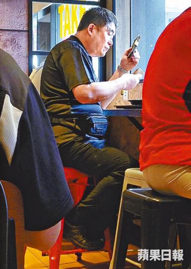 李中寧在餐廳內密密食,之後又拿出手機來「送飯」。李中寧 李中寧在餐廳內密密食,之後又拿出手機來「送飯」。李中寧