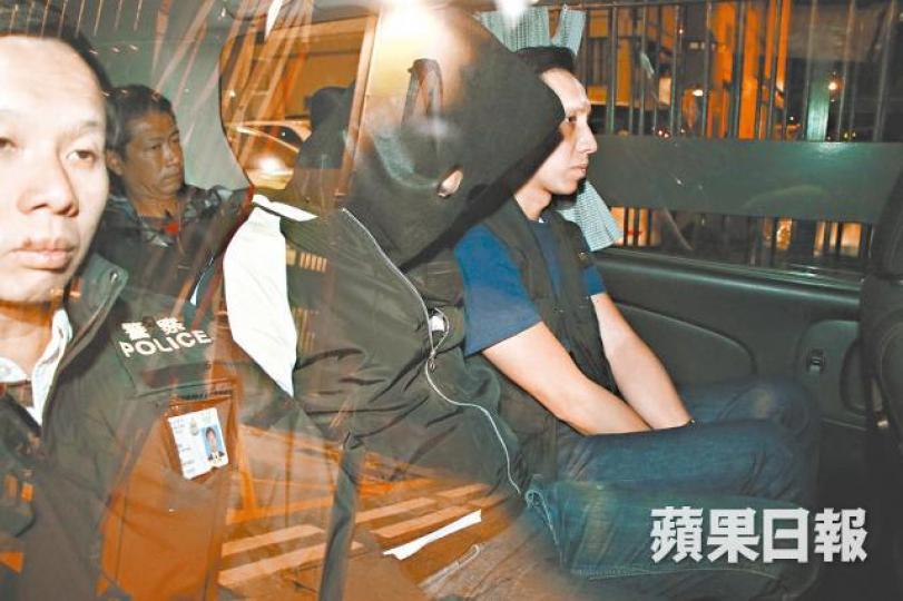 探員將其中一名在黃大仙拘捕的涉案男子押返警署。 探員將其中一名在黃大仙拘捕的涉案男子押返警署。