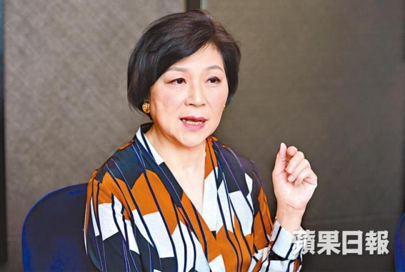 吳浣儀不時在電視劇中演媽媽角色,她覺得「有得做就得」。在《蝕日風暴》中,吳浣儀引導張智霖(右)查案,甚為搶鏡。劇照 吳浣儀不時在電視劇中演媽媽角色,她覺得「有得做就得」。在《蝕日風暴》中,吳浣儀引導張智霖(右)查案,甚為搶鏡。劇照