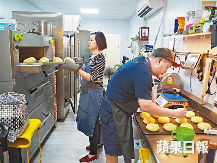 Dara與丈夫Brian一起到台南創業賣菠蘿包，經營之初已感受到文化差異，如有客人因他們賣無餡菠蘿包而非菠蘿油，而指他們「騙人」。菠蘿包店以Dara喜歡的檸檬黃色為主色。台南創業及生活成本較低，有空間將菠蘿包做到最好。店裏也賣港式奶茶及檸茶。Dara主要負責舖面賣包工作。