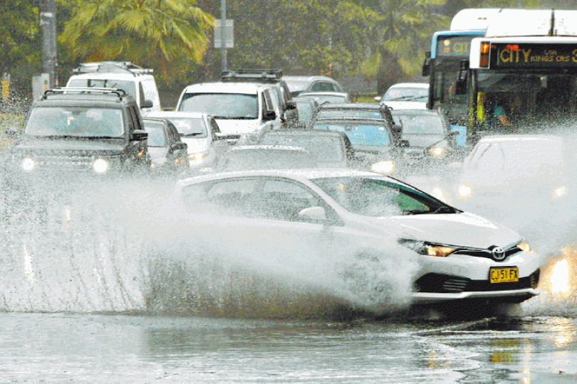 悉尼大量道路成澤國,汽車要澗水而行。 悉尼大量道路成澤國,汽車要澗水而行。