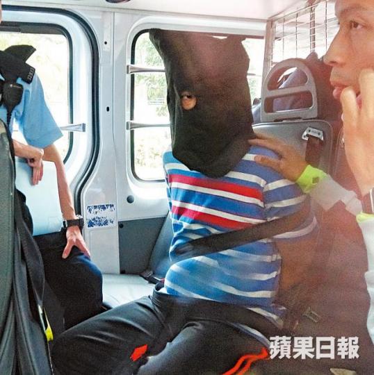 涉殺妻疑兇由警員押返警署調查。梁澤岡攝死者黃玲警員在發生兇案的南山邨單位調查。 涉殺妻疑兇由警員押返警署調查。梁澤岡攝死者黃玲警員在發生兇案的南山邨單位調查。