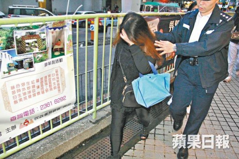 案發後一名女親友到場,情緒激動。 案發後一名女親友到場,情緒激動。