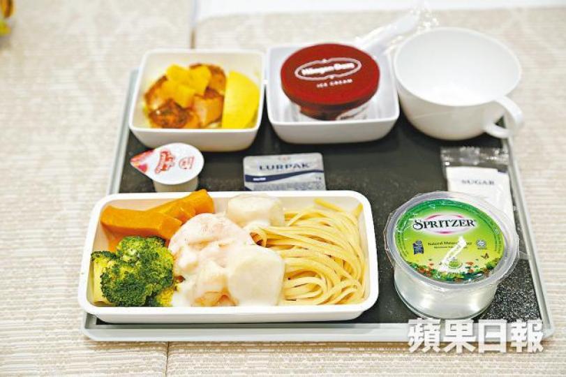 新航經濟艙內最受歡迎的是海鮮餐,乘客需起飛前預訂。鄒潔珊攝 新航經濟艙內最受歡迎的是海鮮餐,乘客需起飛前預訂。鄒潔珊攝