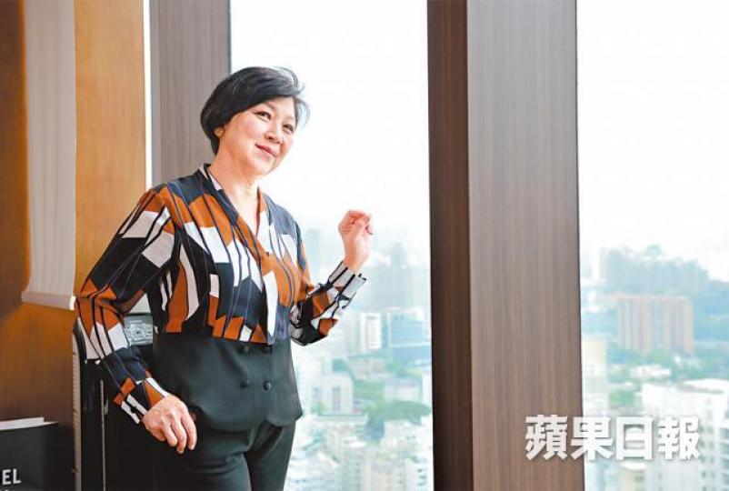 吳浣儀含辛茹苦養大四個子女,雖然她自評是嚴母,但也會尊重子女意願。因丈夫患癌病逝,吳浣儀家中經濟出現困難,幸得鮑起靜及羅蘭伸手相助解困境。二女(左)今年7月榮升機長,吳浣儀也感到非常自豪。雖然工作忙碌,但吳浣儀也會督促子女學習,現在工作有成。 吳浣儀含辛茹苦養大四個子女,雖然她自評是嚴母,但也會尊重子女意願。因丈夫患癌病逝,吳浣儀家中經濟出現困難,幸得鮑起靜及羅蘭伸手相助解困境。二女(左)今年7月榮升機長,吳浣儀也感到非常自豪。雖然工作忙碌,但吳浣儀也會督促子女學習,現在工作有成。